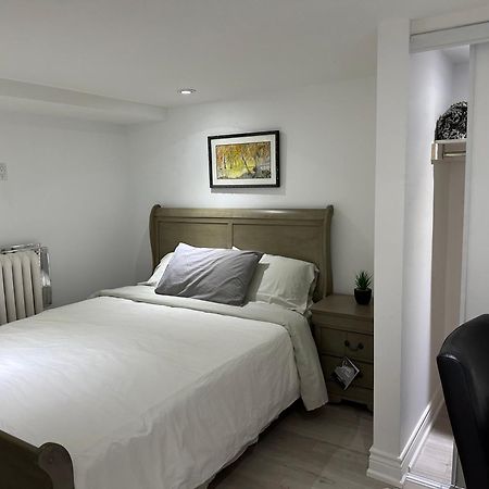 Double Bedroom On Up Or 3 Bedrooms In Basement Near Eglinton Subway Station Торонто Екстериор снимка