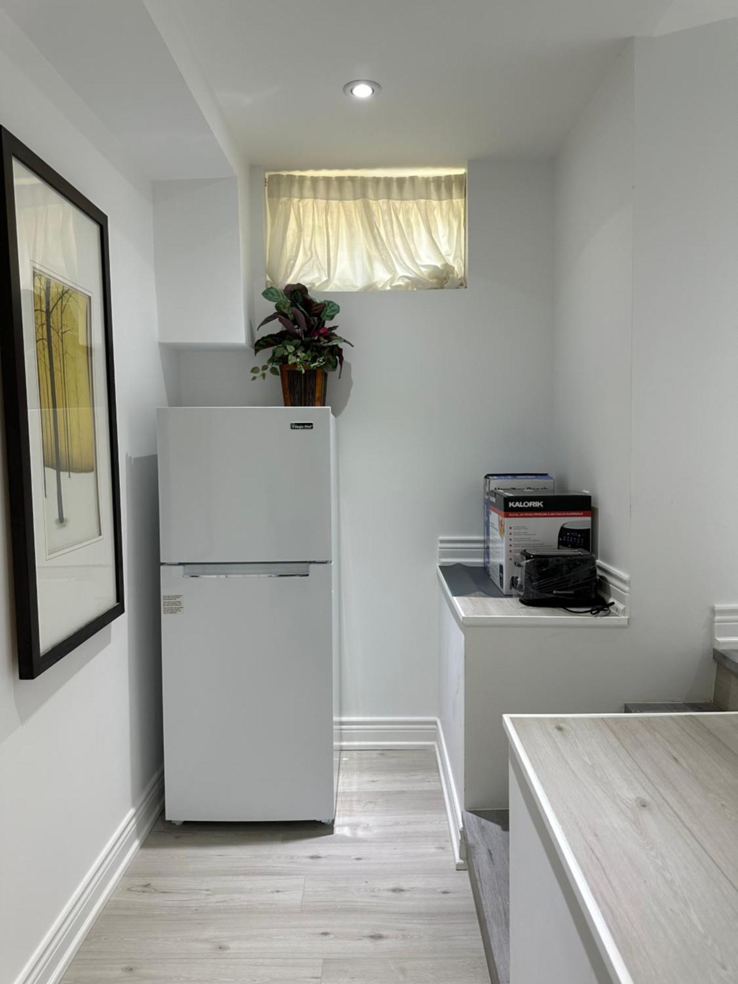 Double Bedroom On Up Or 3 Bedrooms In Basement Near Eglinton Subway Station Торонто Екстериор снимка