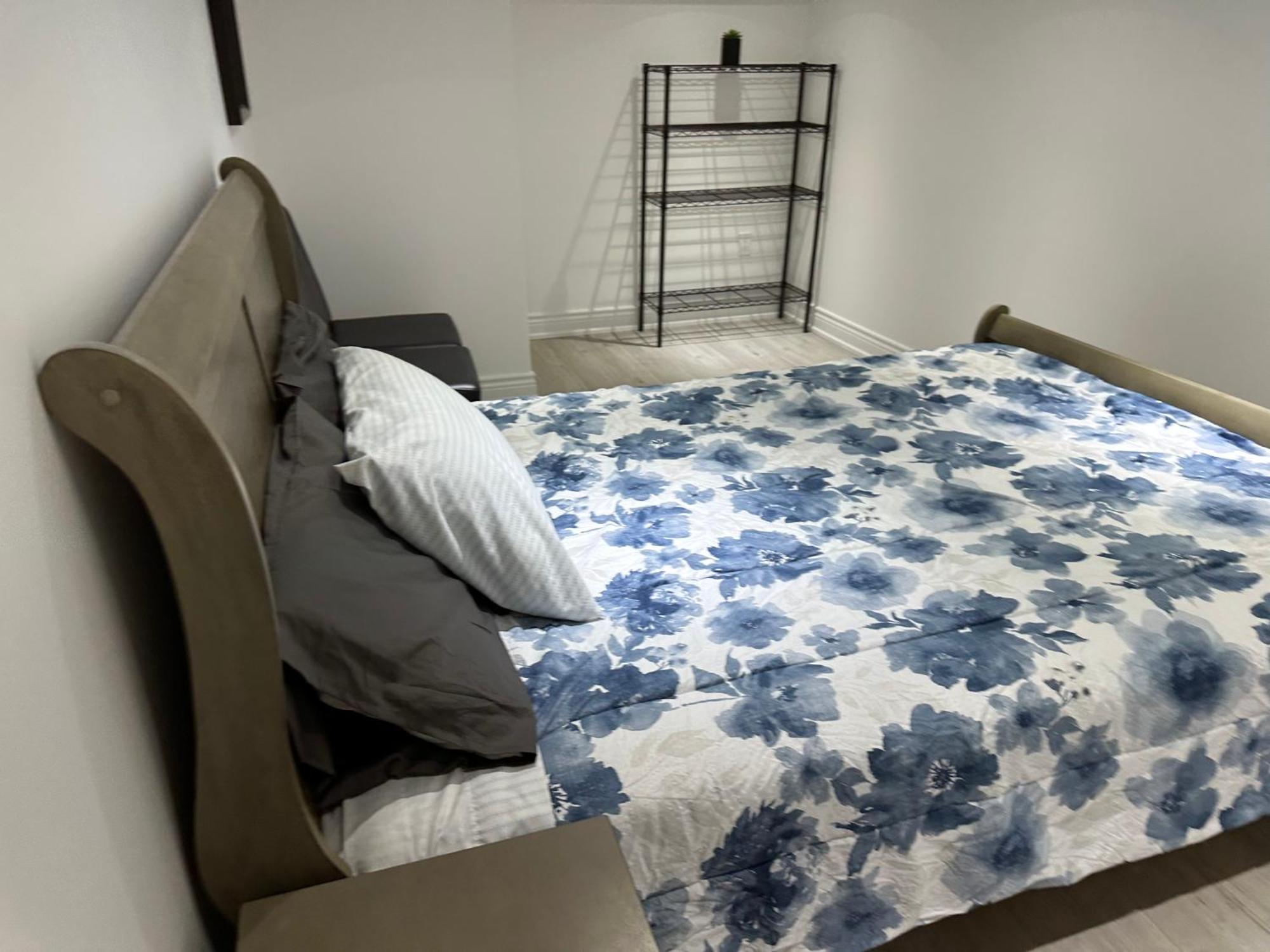 Double Bedroom On Up Or 3 Bedrooms In Basement Near Eglinton Subway Station Торонто Екстериор снимка