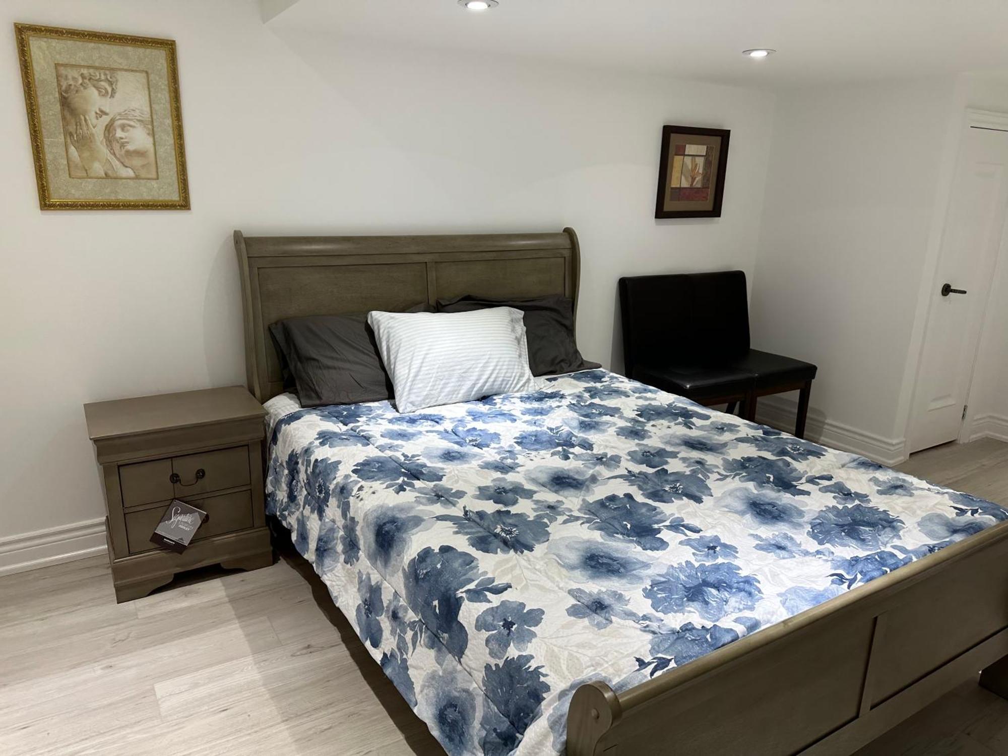 Double Bedroom On Up Or 3 Bedrooms In Basement Near Eglinton Subway Station Торонто Екстериор снимка