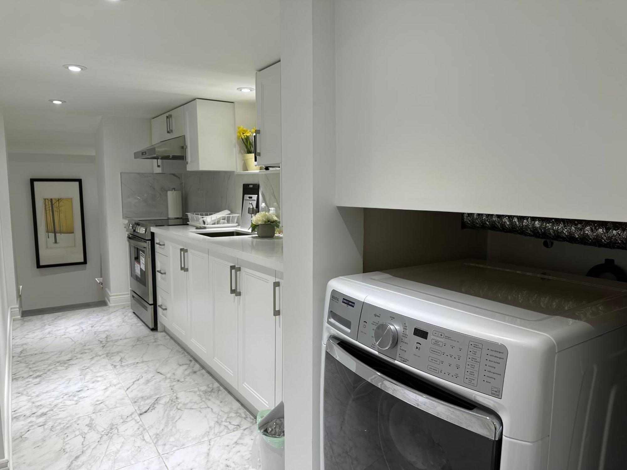 Double Bedroom On Up Or 3 Bedrooms In Basement Near Eglinton Subway Station Торонто Екстериор снимка