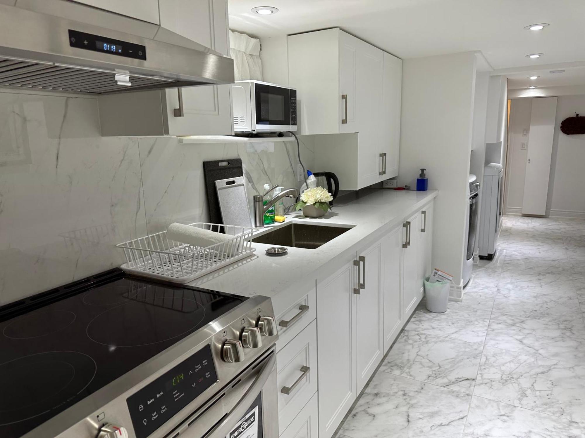 Double Bedroom On Up Or 3 Bedrooms In Basement Near Eglinton Subway Station Торонто Екстериор снимка