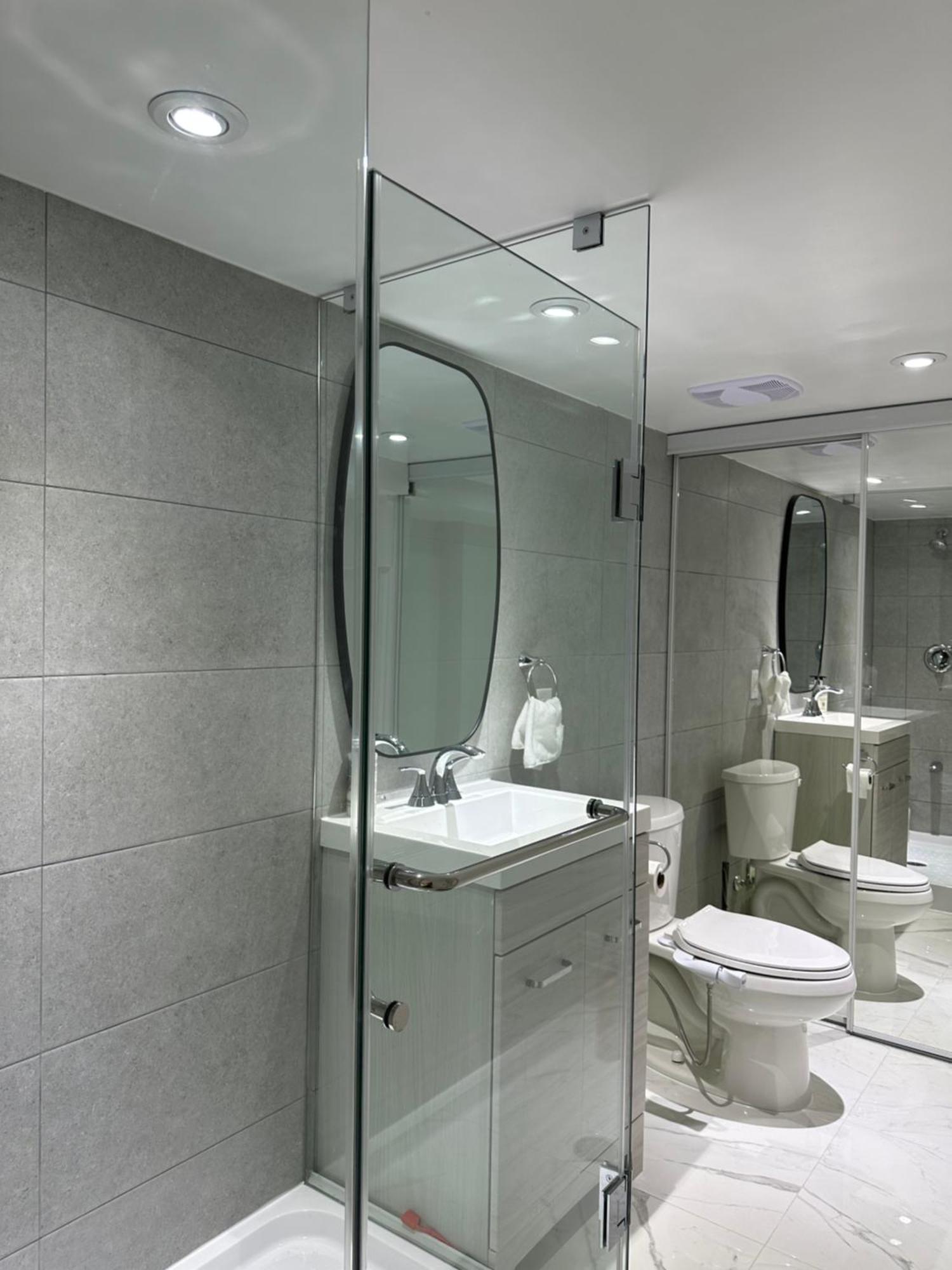 Double Bedroom On Up Or 3 Bedrooms In Basement Near Eglinton Subway Station Торонто Екстериор снимка