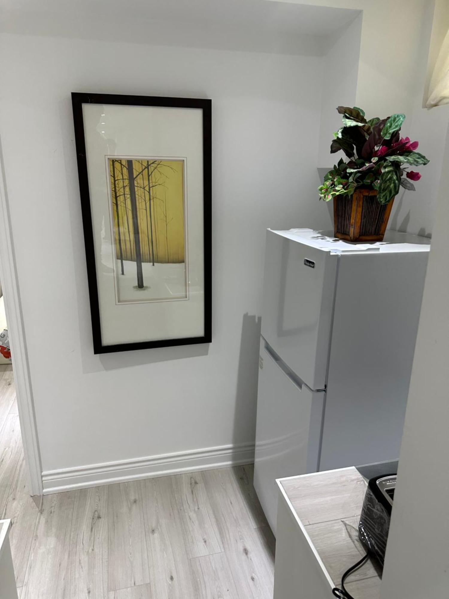 Double Bedroom On Up Or 3 Bedrooms In Basement Near Eglinton Subway Station Торонто Екстериор снимка