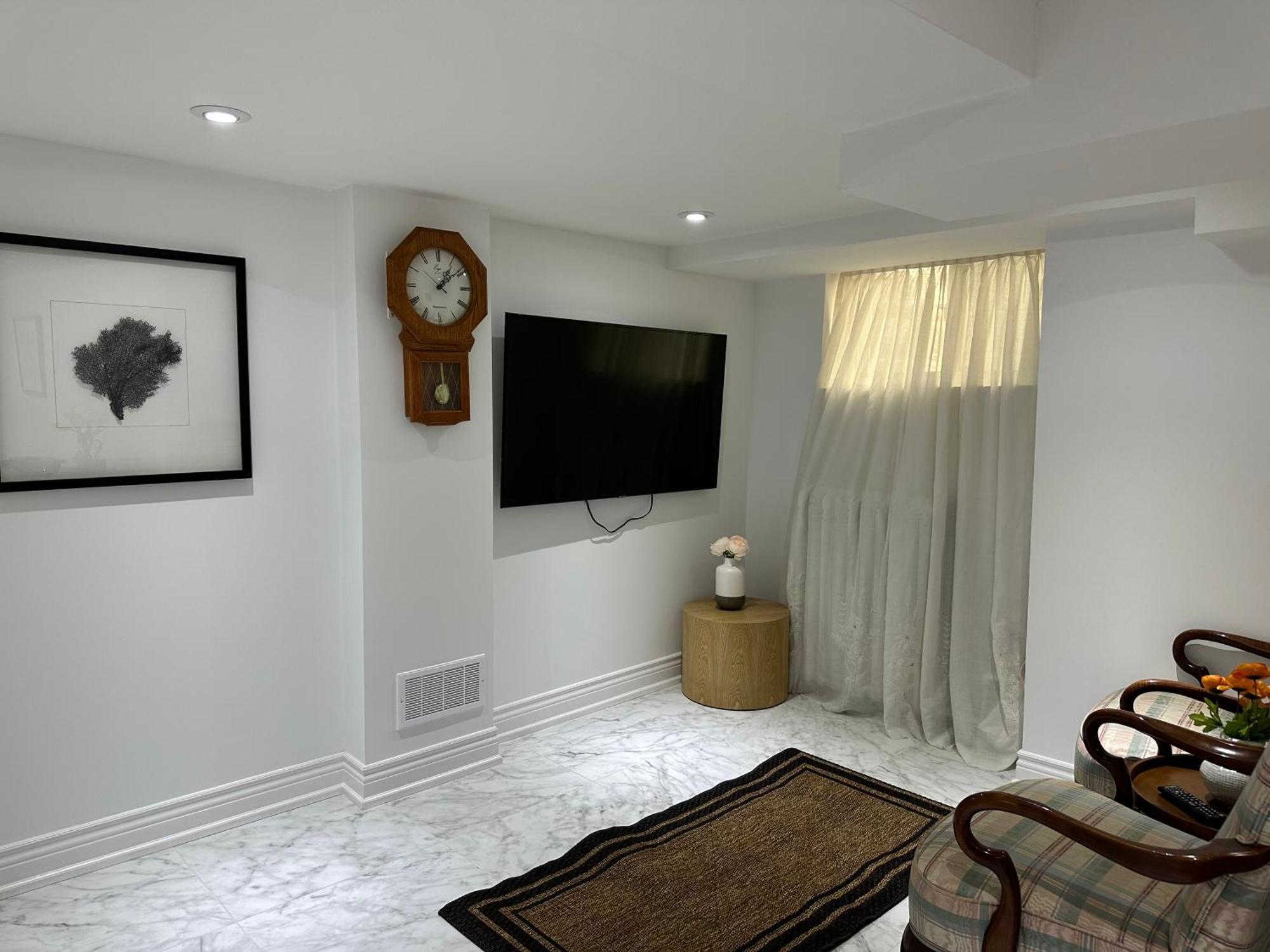 Double Bedroom On Up Or 3 Bedrooms In Basement Near Eglinton Subway Station Торонто Екстериор снимка