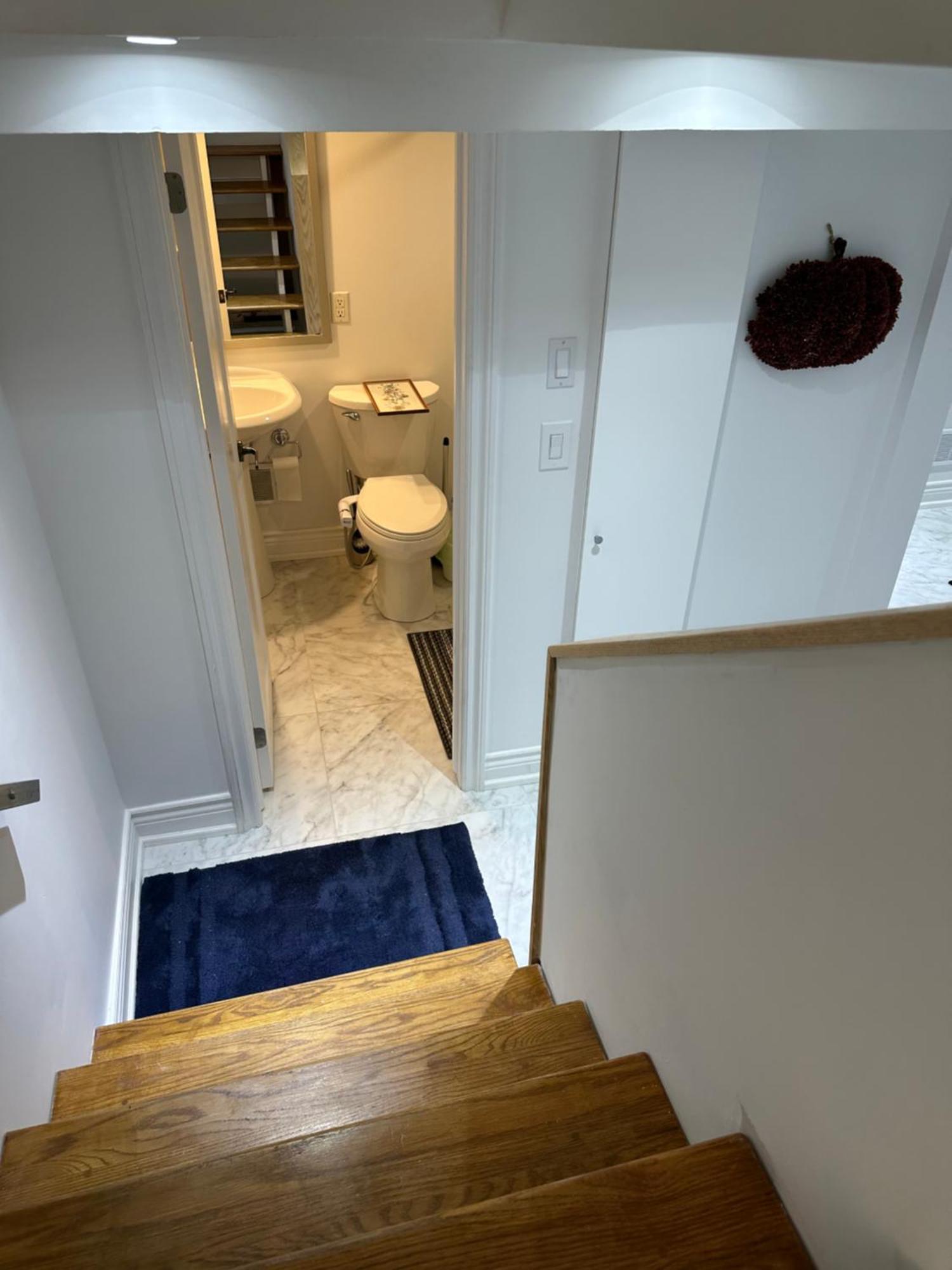 Double Bedroom On Up Or 3 Bedrooms In Basement Near Eglinton Subway Station Торонто Екстериор снимка