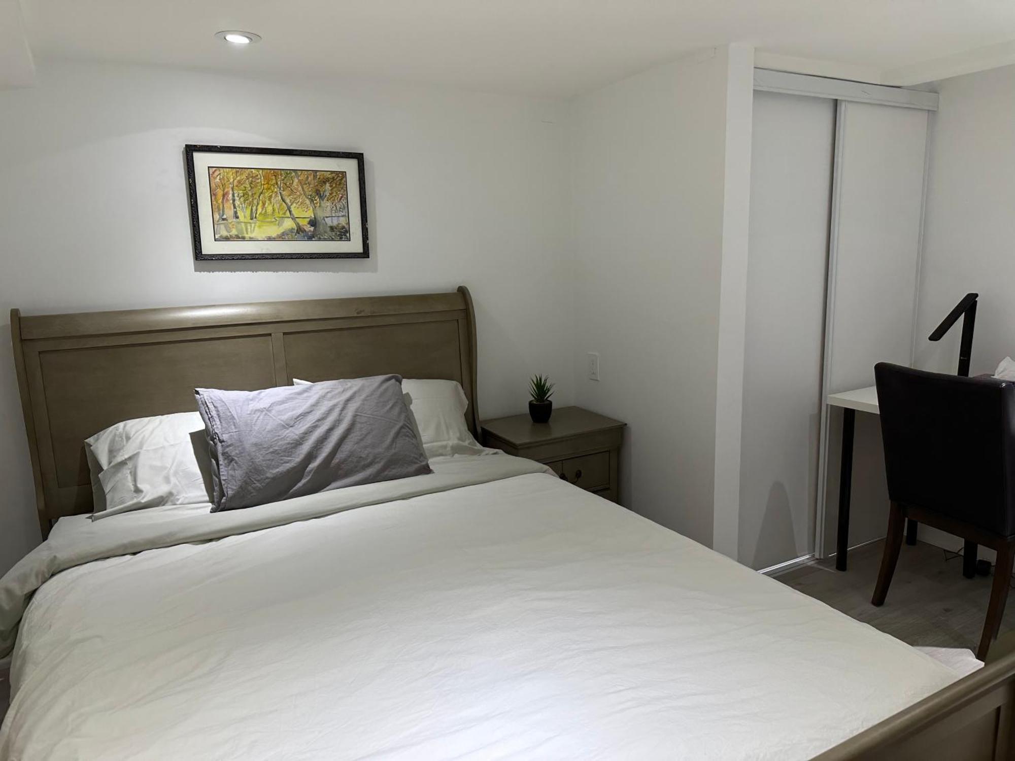 Double Bedroom On Up Or 3 Bedrooms In Basement Near Eglinton Subway Station Торонто Екстериор снимка