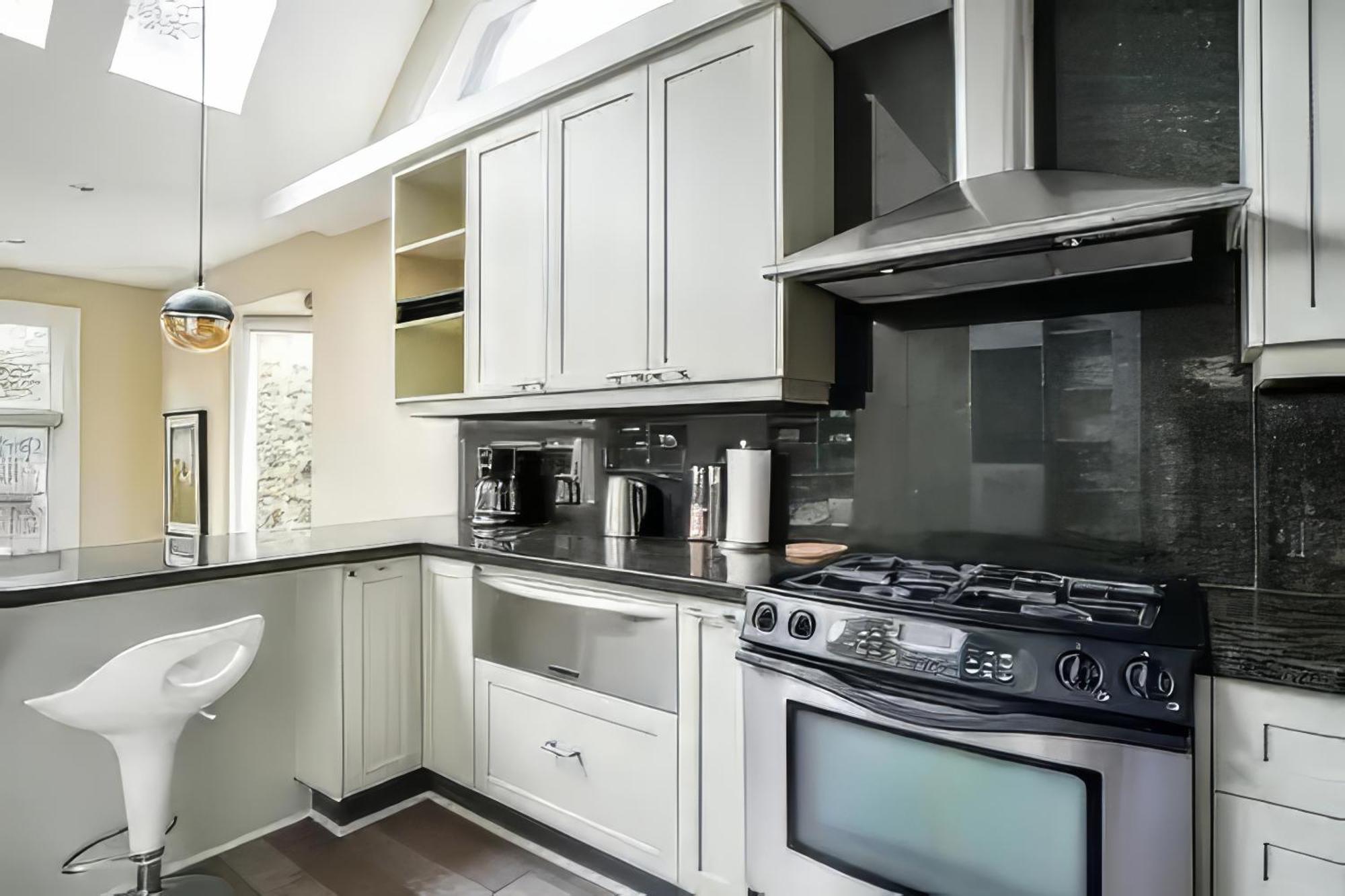 Double Bedroom On Up Or 3 Bedrooms In Basement Near Eglinton Subway Station Торонто Екстериор снимка