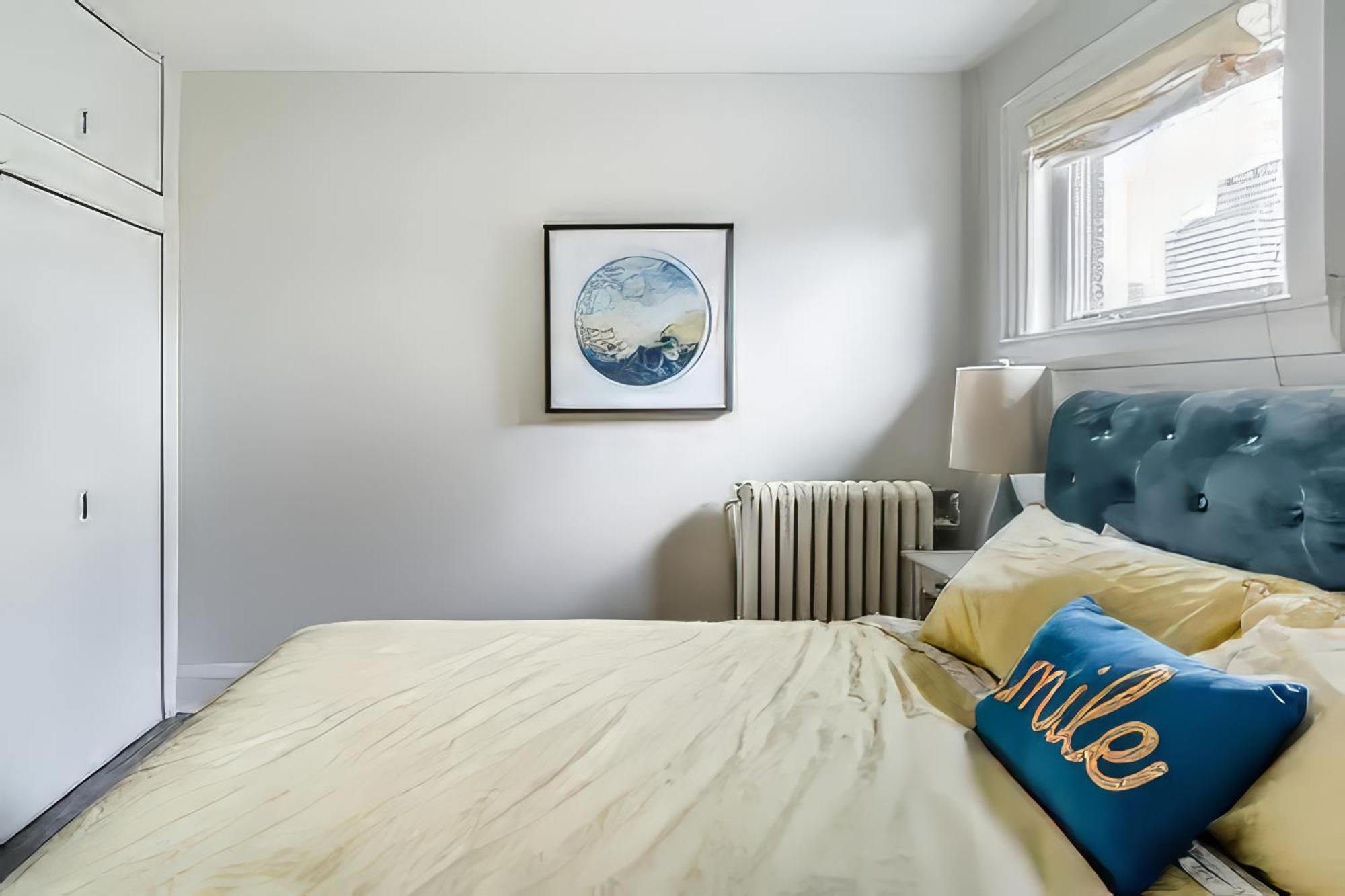 Double Bedroom On Up Or 3 Bedrooms In Basement Near Eglinton Subway Station Торонто Екстериор снимка