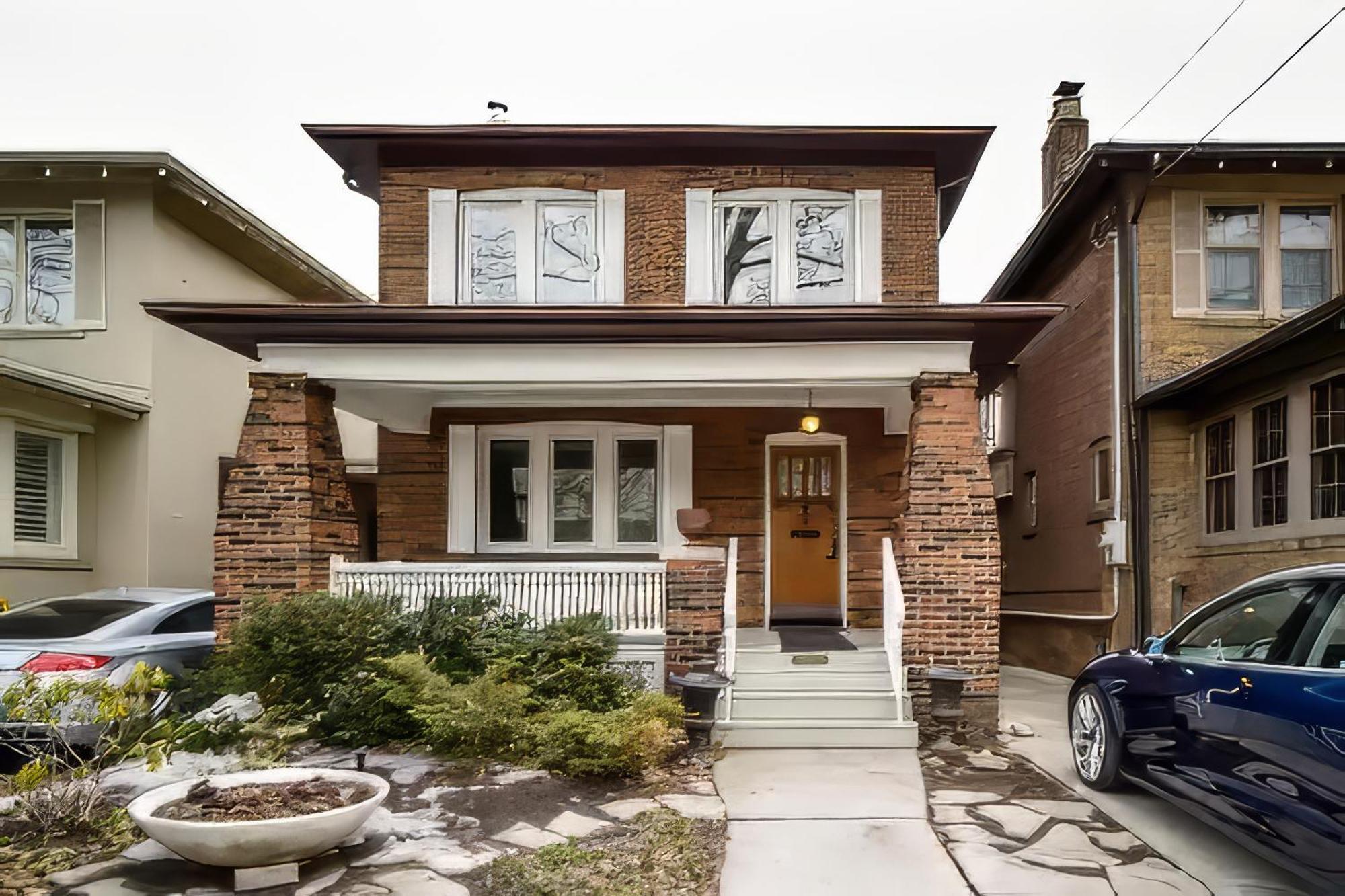 Double Bedroom On Up Or 3 Bedrooms In Basement Near Eglinton Subway Station Торонто Екстериор снимка