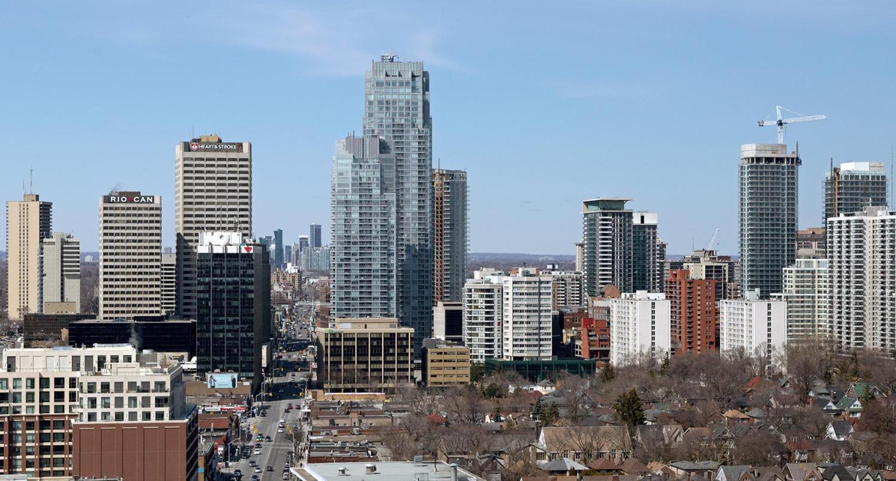 Double Bedroom On Up Or 3 Bedrooms In Basement Near Eglinton Subway Station Торонто Екстериор снимка